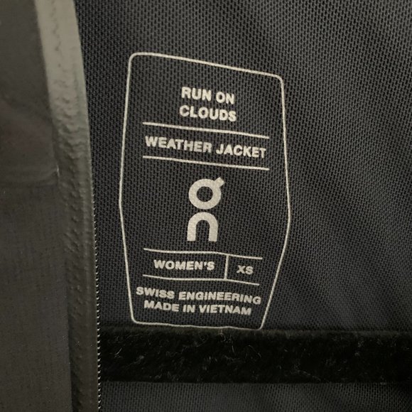 ON Run on Clouds Weather Jacket, XS - Picture 3 of 4